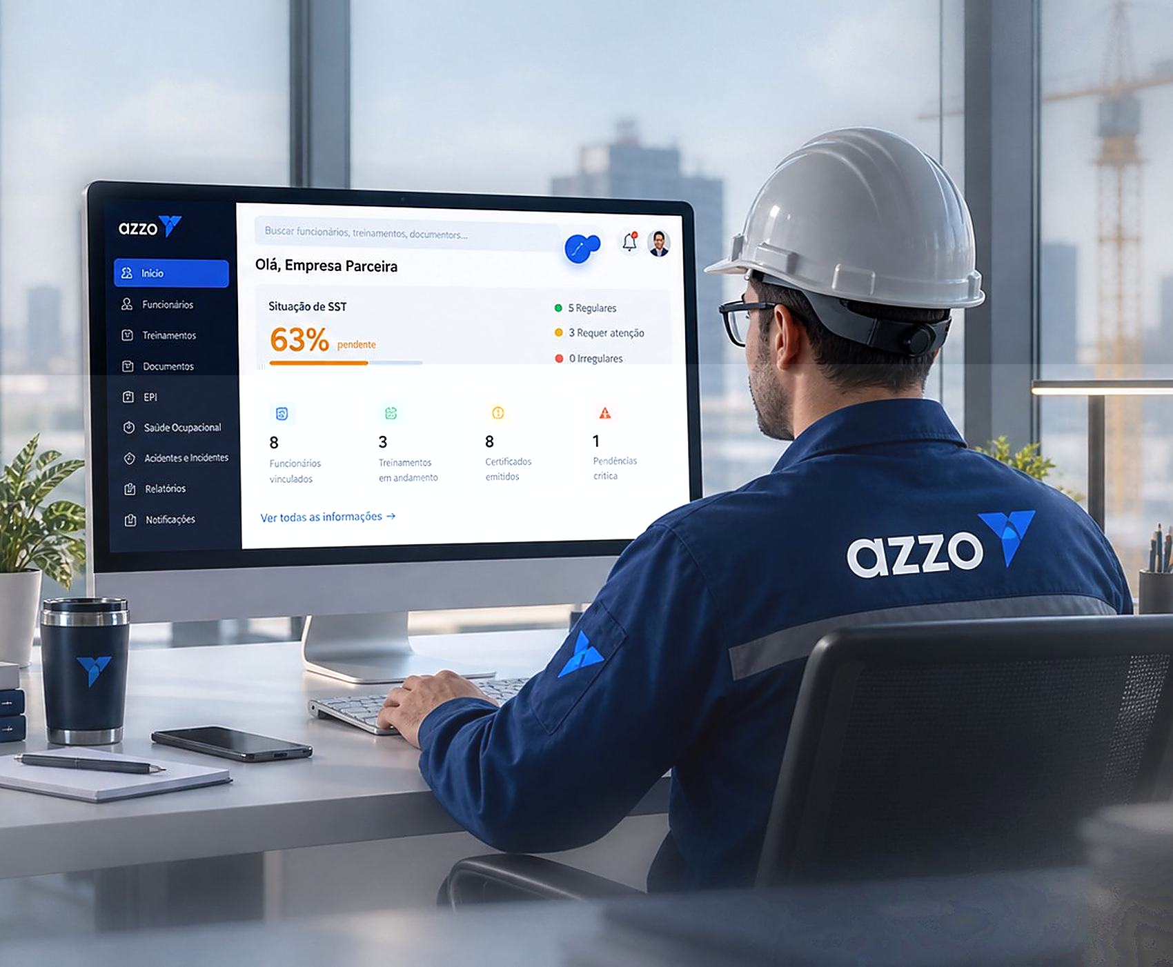 Profissional da equipe tecnica da Azzo analisando o Portal Azzo em um computador